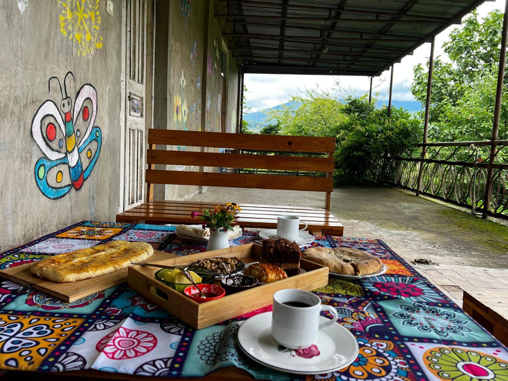 Ezo Hotel Jvari Buitenkant foto