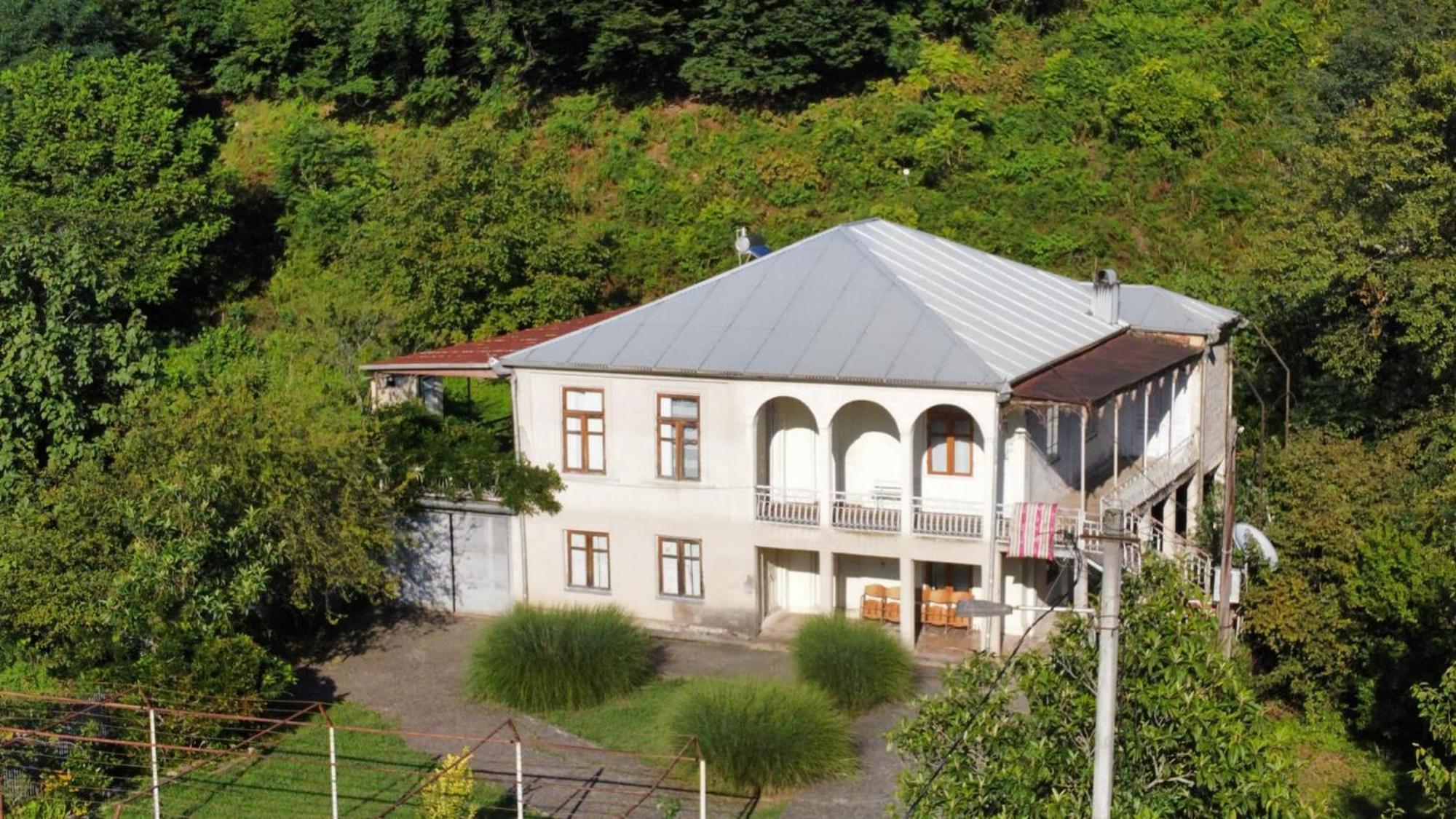 Ezo Hotel Jvari Buitenkant foto
